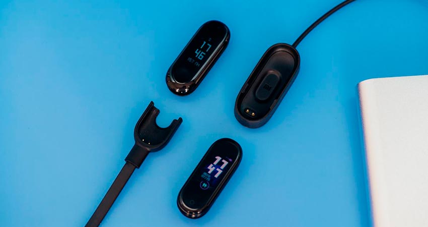 Чем отличаются Xiaomi Mi Band 3 и 4