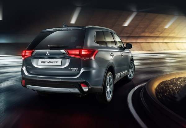 Mitsubishi Outlander на дороге